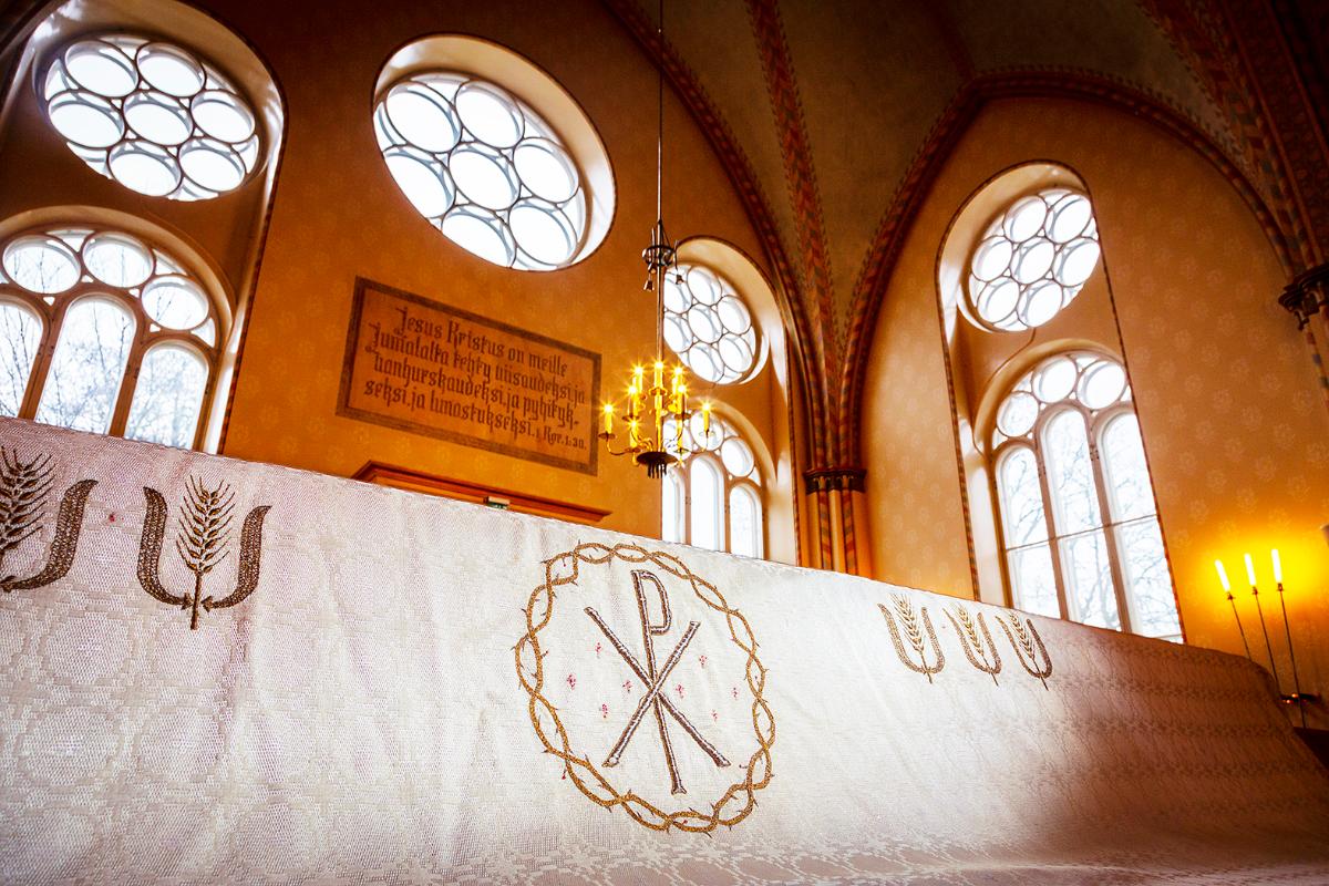 Helsingin Diakonissalaitoksen kirkossa on Dora Jungin suunnittelema ja kutoma alttarin edustan peittävä liina eli antependium.